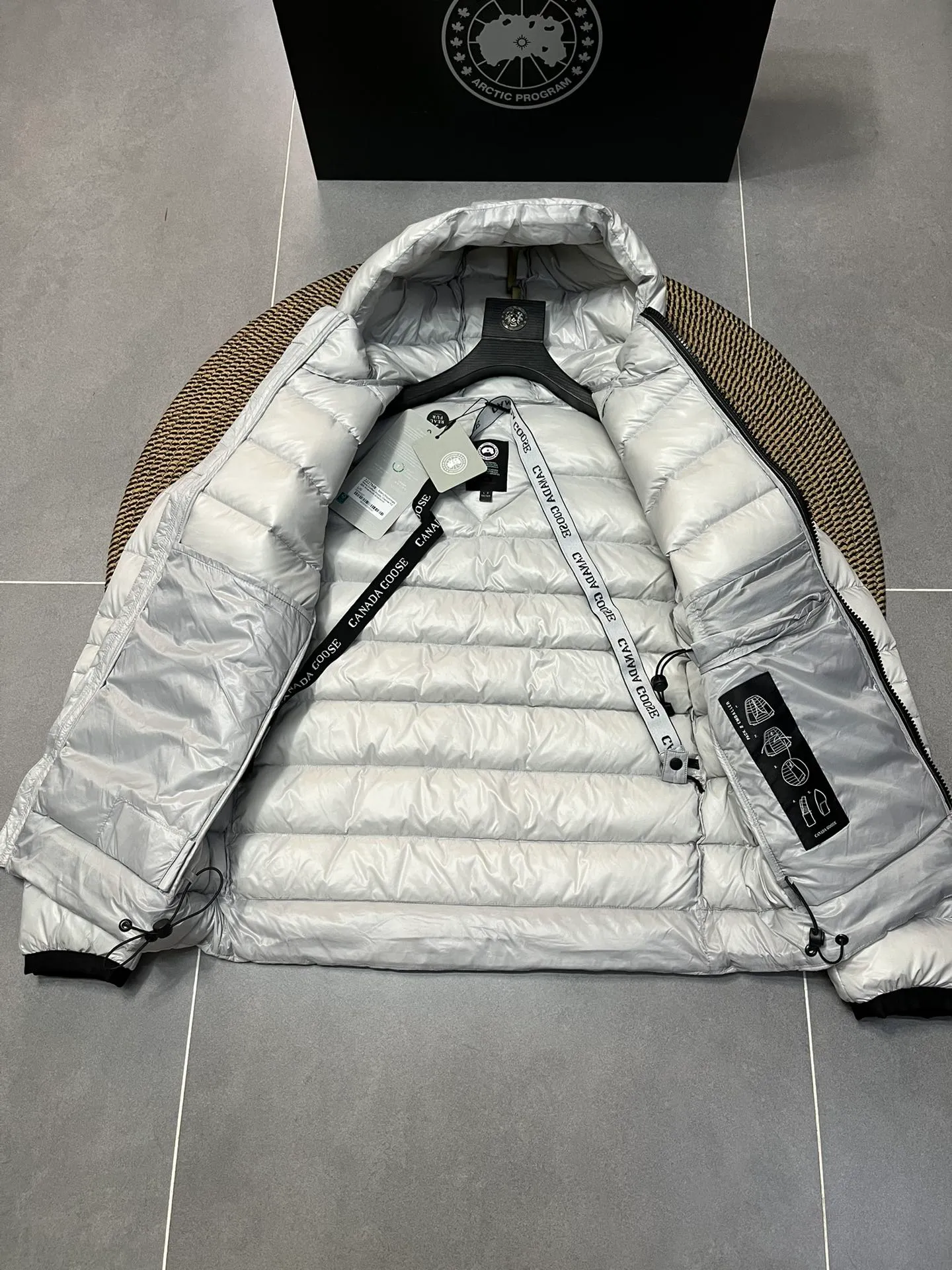 P940 Top 🔥purchase version 𝘾𝘼𝙉𝘼𝘿𝘼 𝙂𝙊𝙊𝙎𝙀/Canada Goose 2227 thin and light style. It’s super lightweight and doesn’t feel any weight on your upper body at all! Show more temperament‼  Canada Goose, a Canadian brand, has always been recognized as the warmest down jacket. Various Instagram celebrities, Internet celebrities, and celebrities often wear it for street photos. I make Canada Goose every year, but I still can’t get rid of my love for the goose. No matter how cold the winter is, there is no need to be afraid. Canada Goose is the legendary warmest down jacket and is known as a must-have for Arctic outdoor sports! The most popular down jacket in the world, celebrities are rushing to buy it, it is a must-have! Size: S-2XL Color: silver gray (red label) silver gray (black label), black (red label), black (black label), dark blue